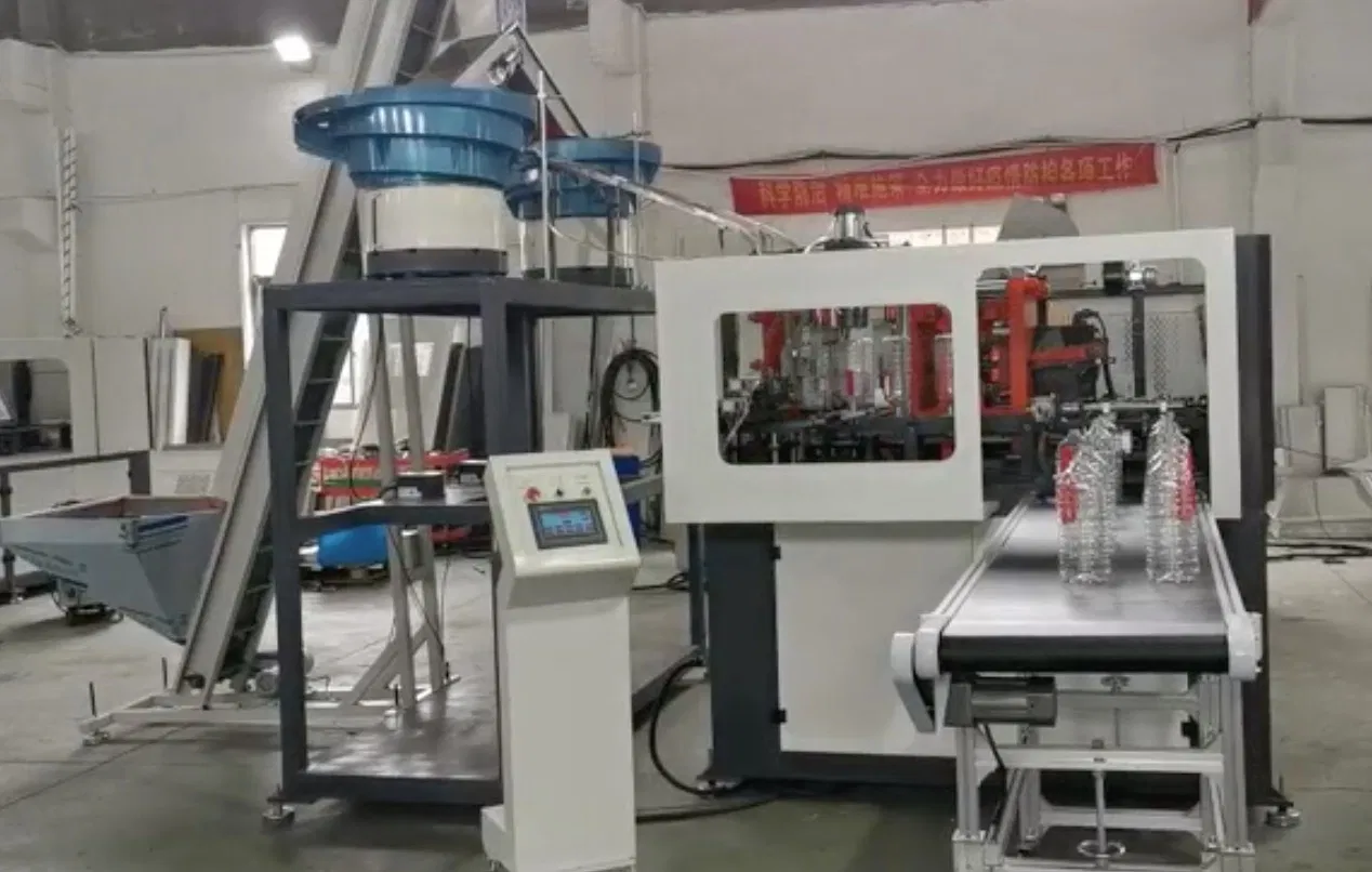 Vollautomatische PET-Flaschenblasmaschine zur Herstellung von Ölflaschen mit automatischer Griffzuführung