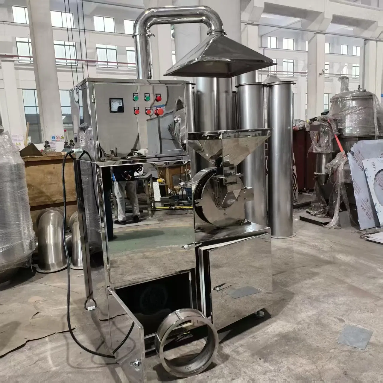 Brechermaschine mit Zyklonabscheider-Staubabsaugsystem