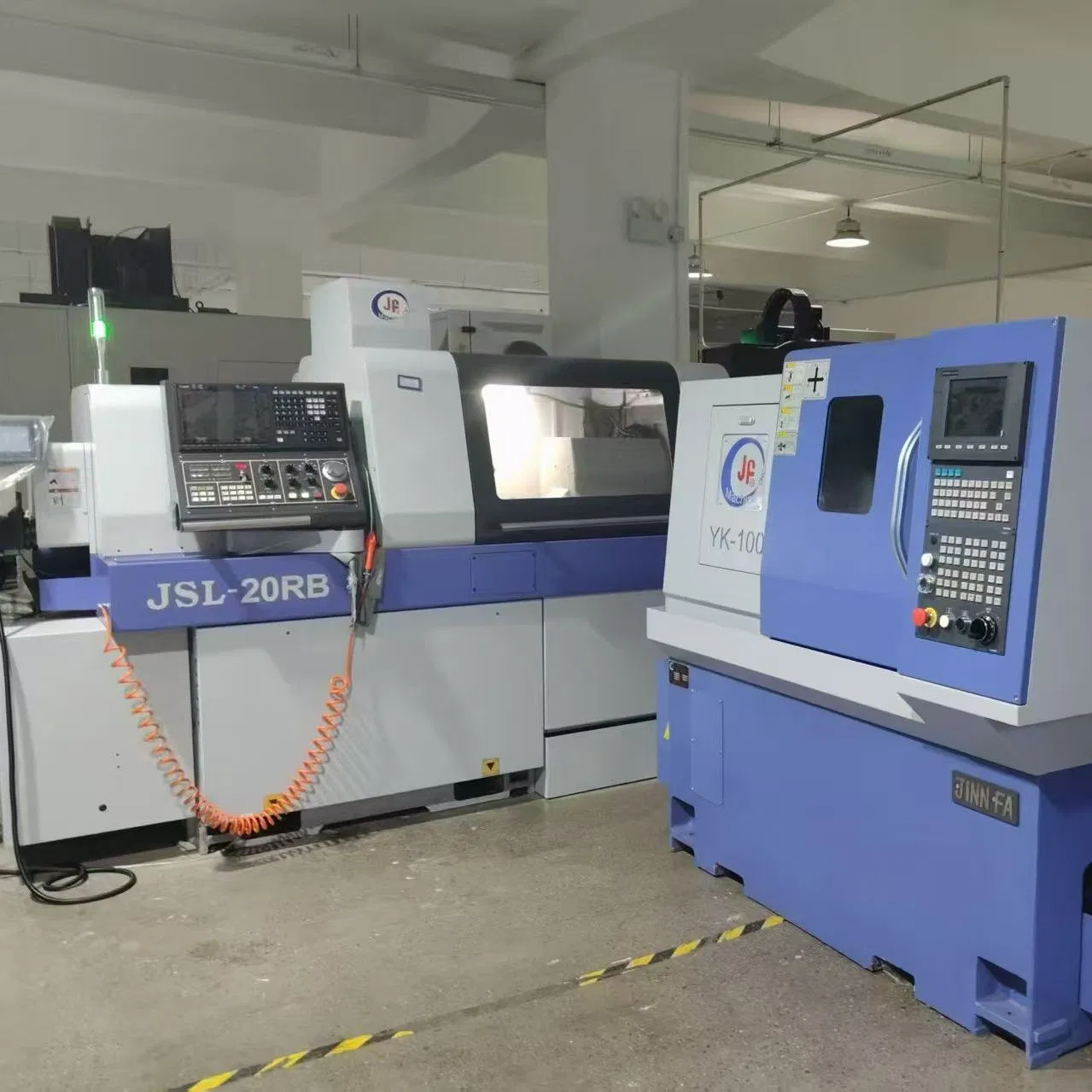 Torno CNC suizo automático para mecanizado de alta precisión