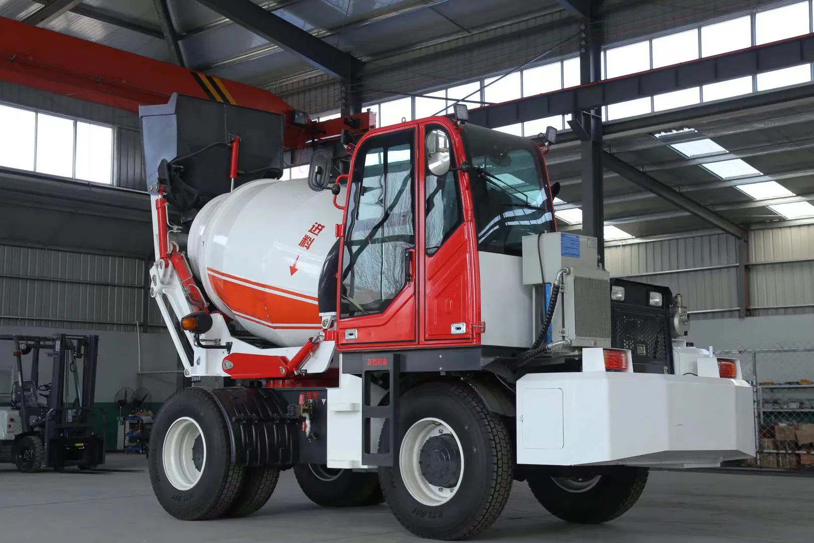 Supercharged Engine Automatic Feeding Mixer Truck