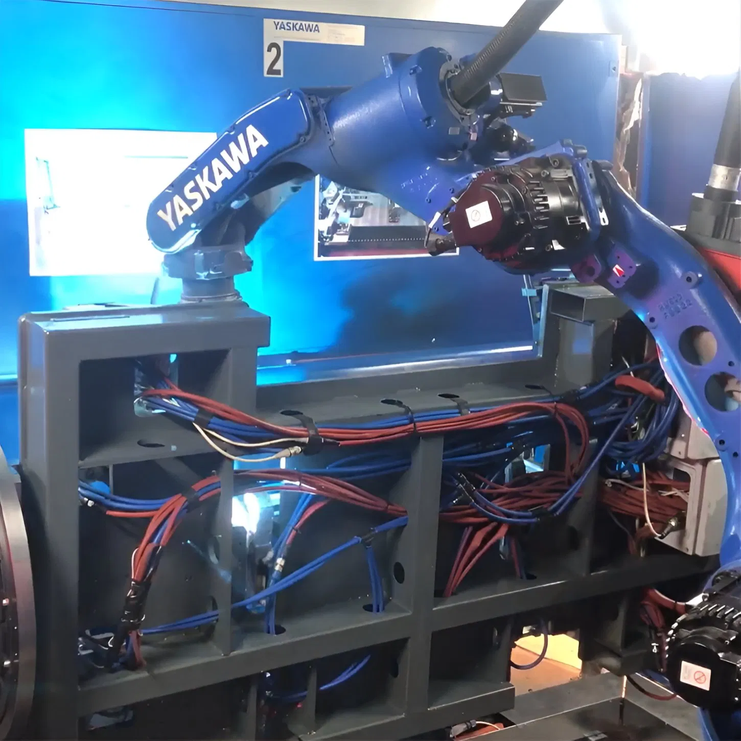 Yaskawa Ar2010 6 Axis Industrial Arc Welding Robot with Rd350s Welding Machine for Steel Structure Welding