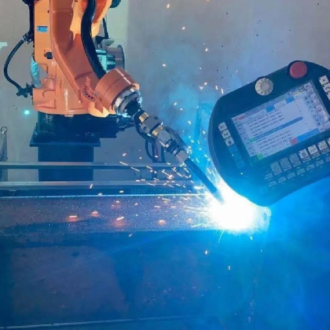 Braccio robotico di saldatura industriale per linee di produzione