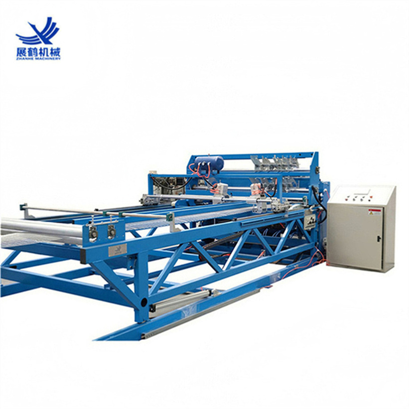 Machine de fabrication de treillis métallique pour cages à volaille
