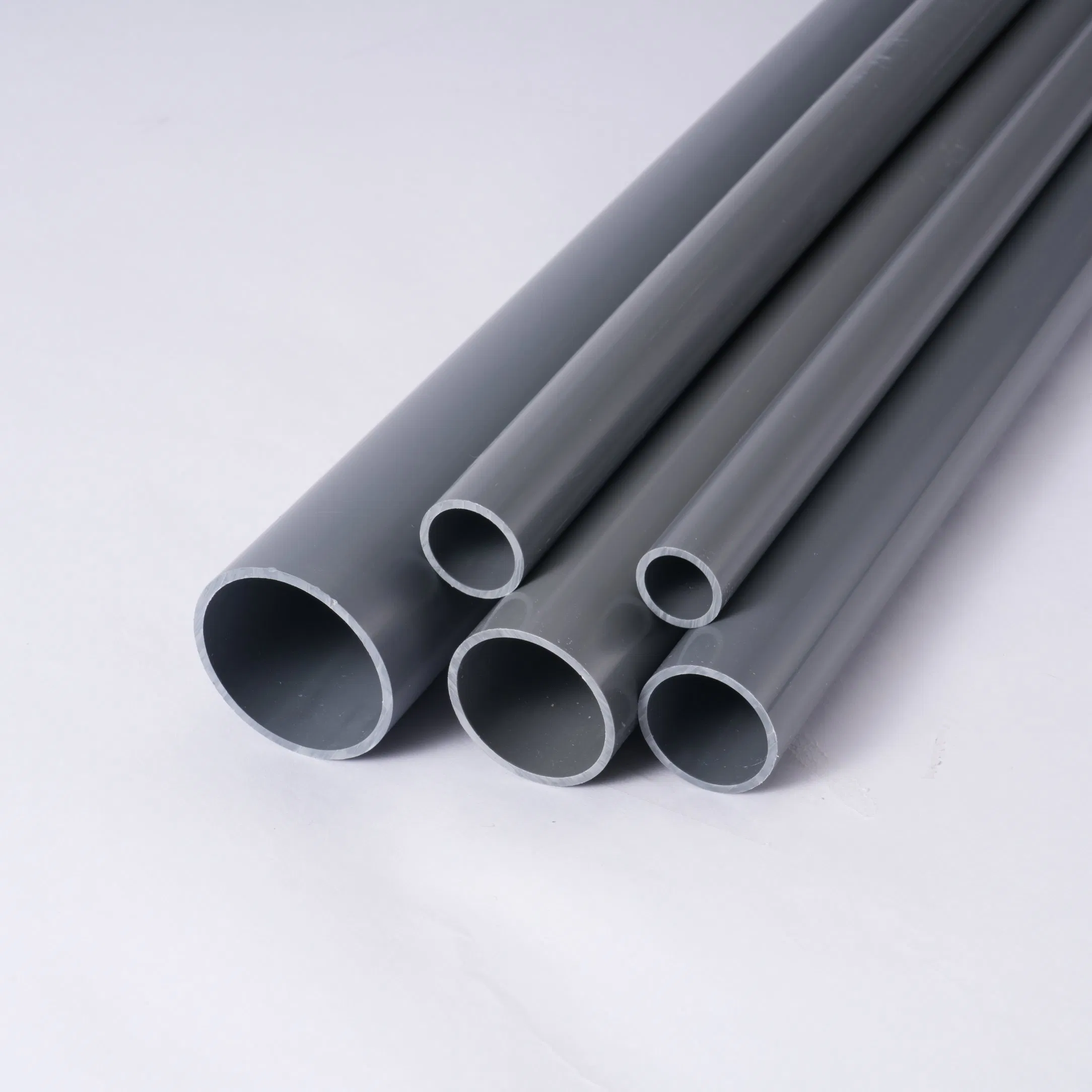 Surface lisse Tuyau en PVC léger et durable pour matériaux de plomberie