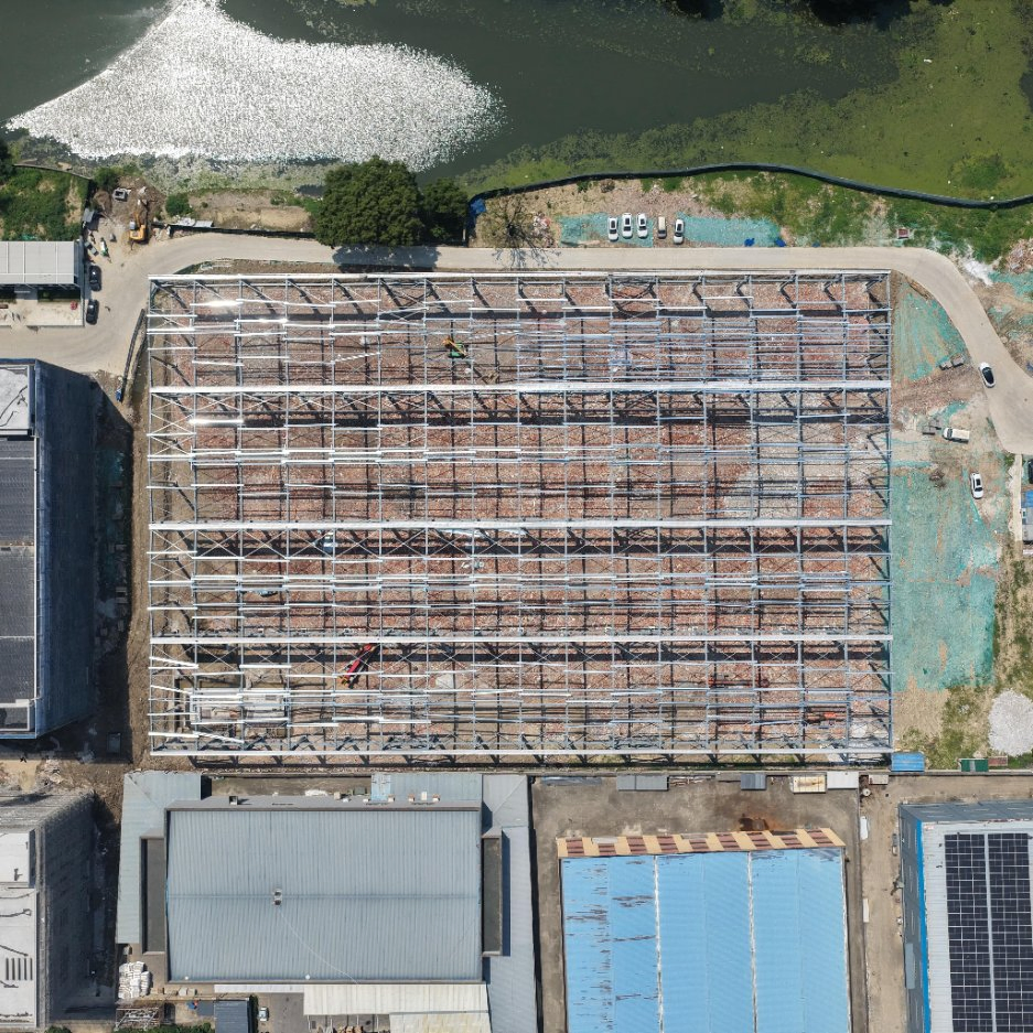 New Modern Construction Material 129.6m × 84m Warehouse Equipped with Roof Ventilators