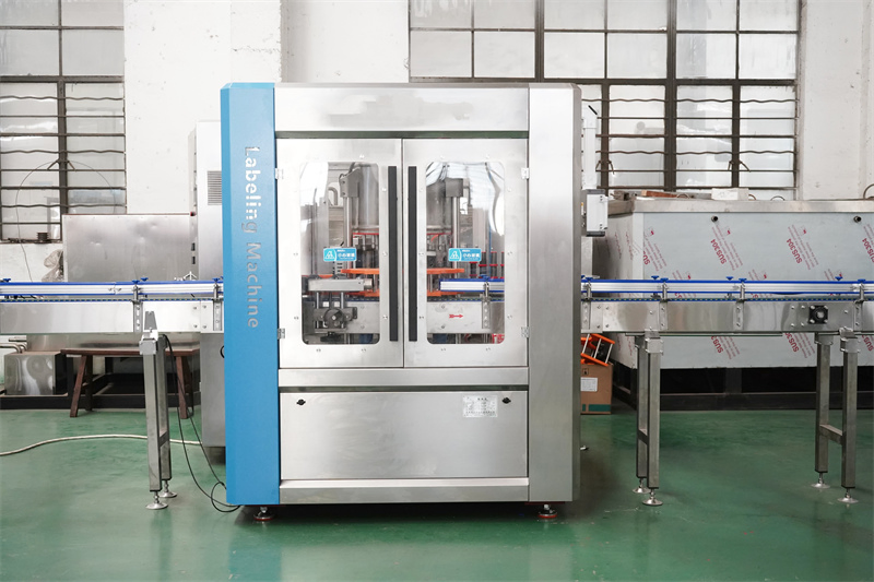 Kompakte, platzsparende Faltetikettiermaschine für schmale Produktionslinien