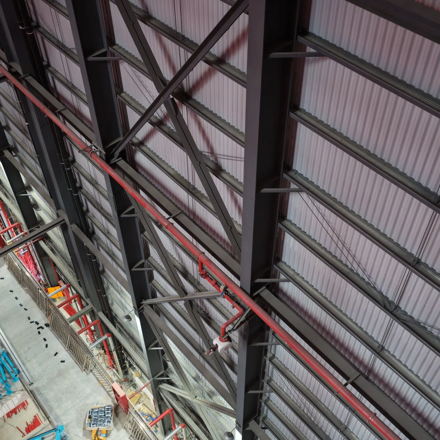 Costruzione di un magazzino di 125 m x 70 m in materiale edile, di facile installazione, dotato di sistemi di ventilazione