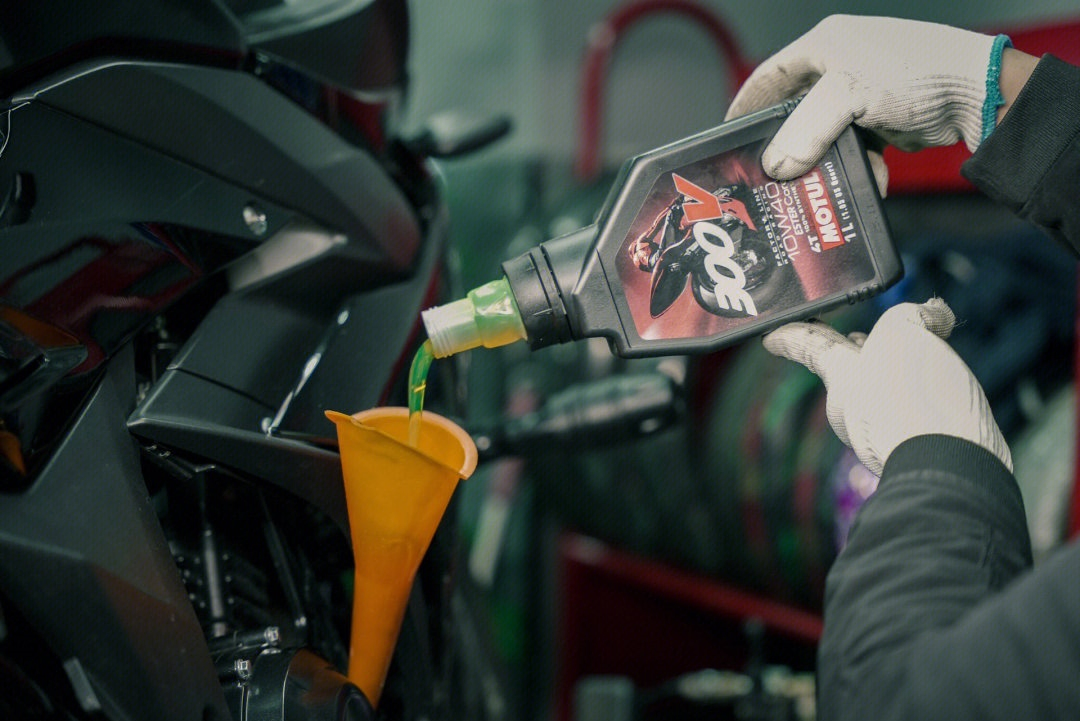 Olio Motore Sintetico 10W30 Lubrificante per Auto