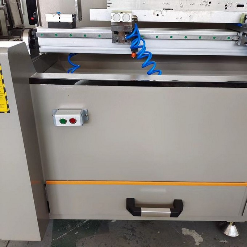 Centro di lavoro per macchine per finestre e porte in alluminio