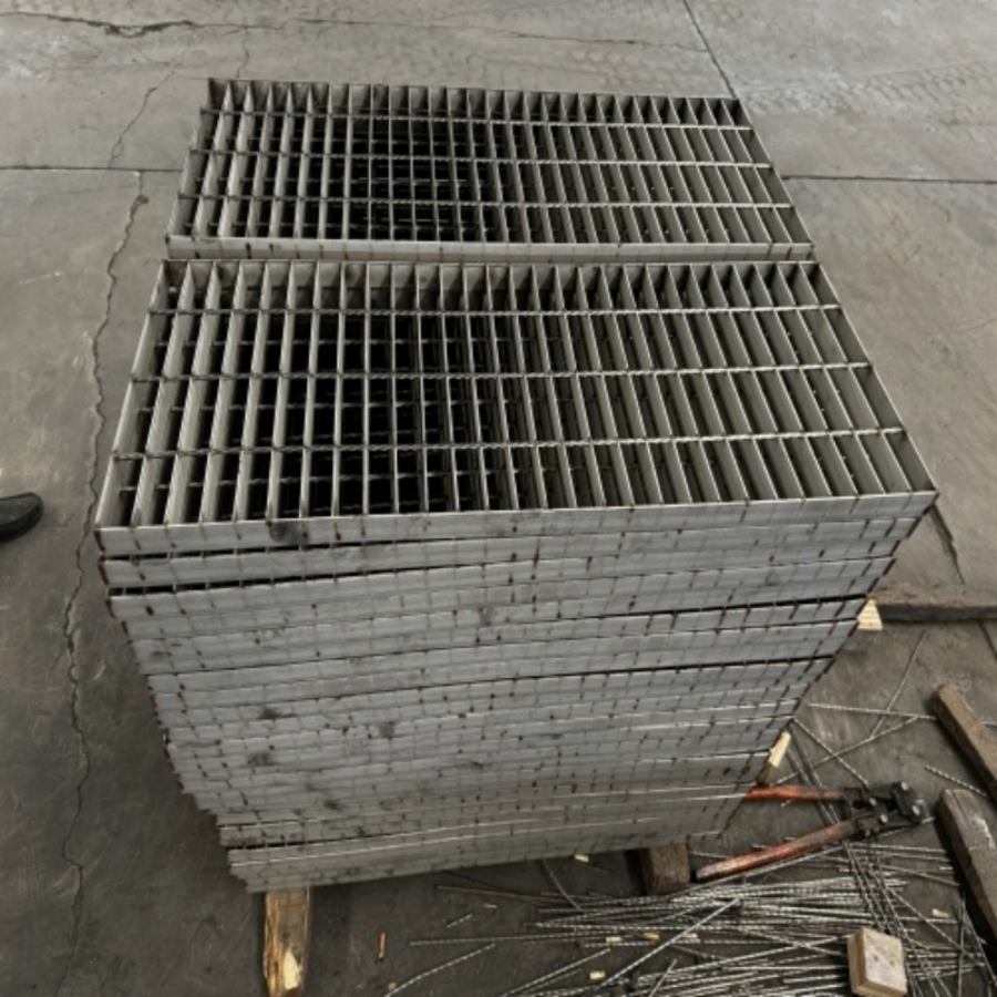 Individuelles Metalltor Einzigartige Stahlplatte Spezialisiertes Metallgitter