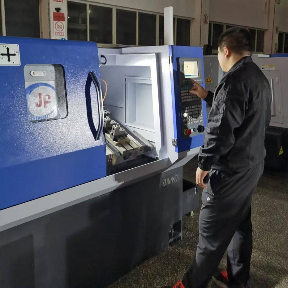 YK100E CNC-Drehautomat Kompakte CNC-Drehmaschine