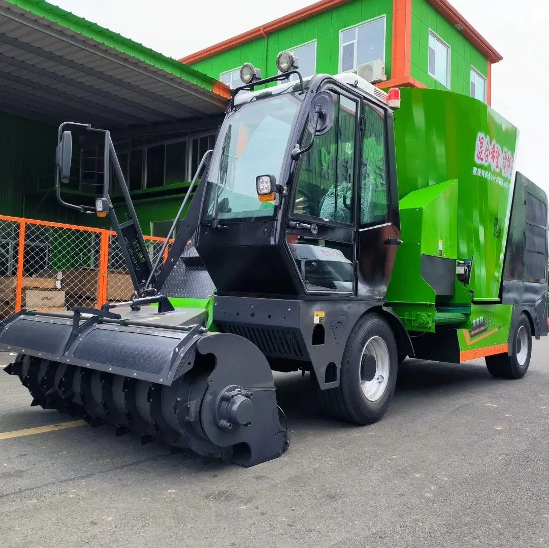 Self-Propelled Cattle Feed Mixer Wagon Cow Sheep Feed Mixing and Sprinkling Machine