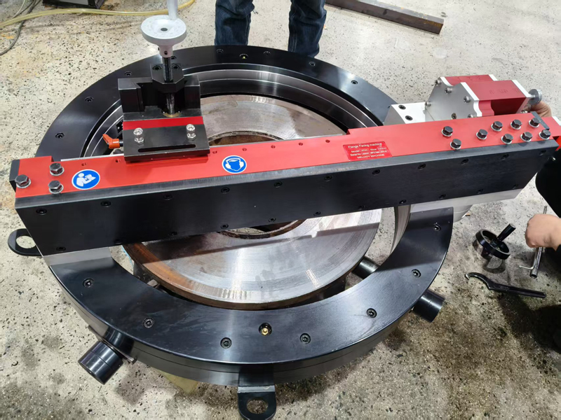 SFN-610 Macchina portatile per la lavorazione delle flange montata su OD 0-24"