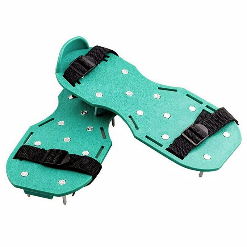 Scarpe chiodate per arieggiare il prato, strumento per l'aerazione del terreno da giardino