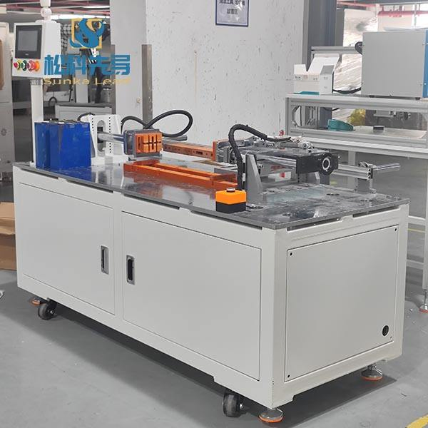 Machine d'empilage et de pressage de modules de batterie