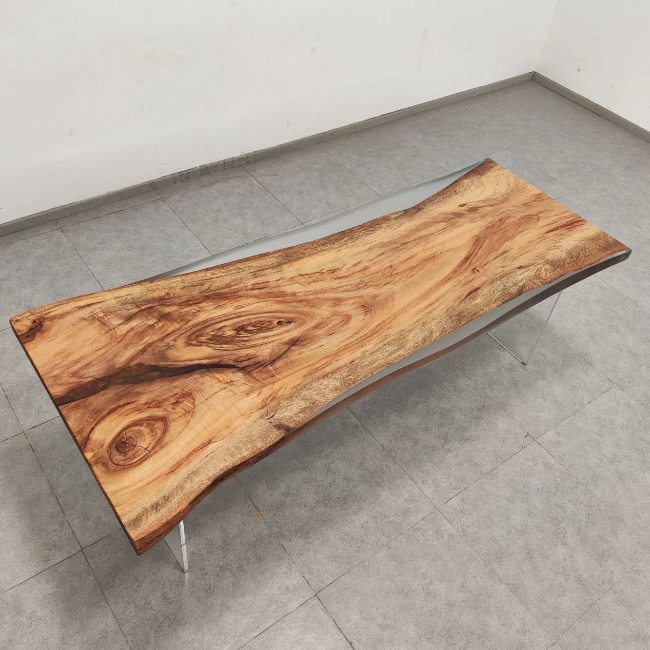 Mesa de resina y madera maciza de alcanforero japonés con borde natural
