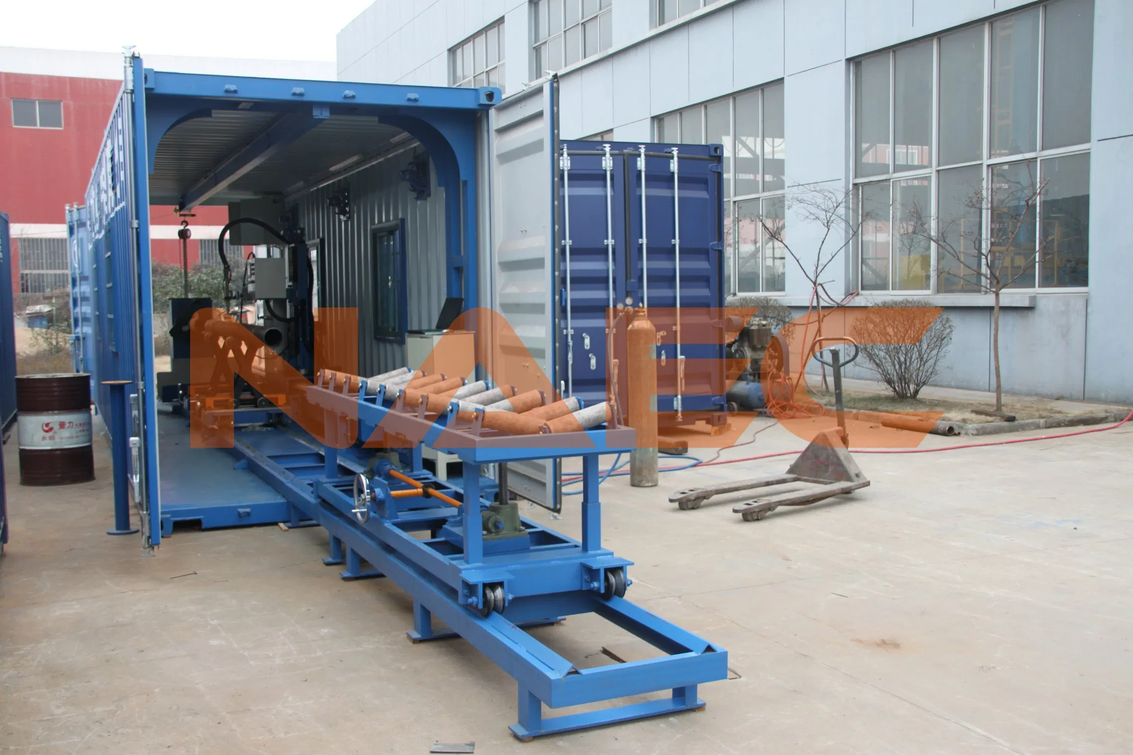 Système de fabrication de tronçons de tuyauterie mobiles et ligne de production de tuyaux