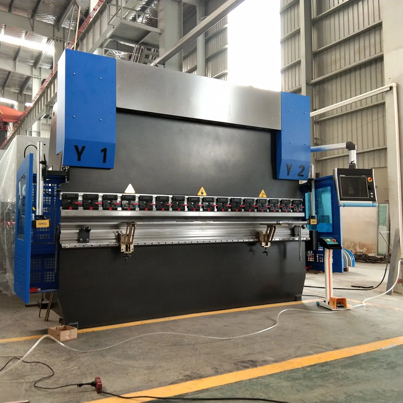 Pressa piegatrice CNC sincronizzata elettroidraulica WE67K con 6+1 assi per la piegatura di lamiere