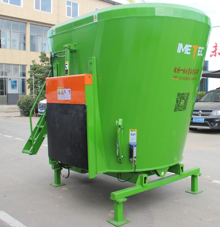Vertical Traction Cattle Feed Mixer Feed Crushing Processing Unit