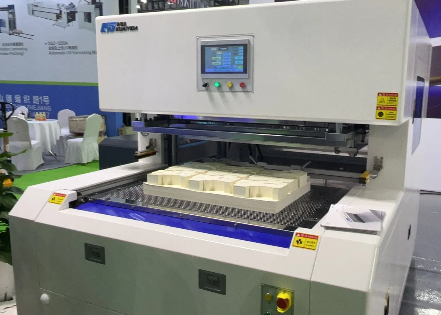 Macchina automatica per lo stripping e la fustellatura per cartonificio