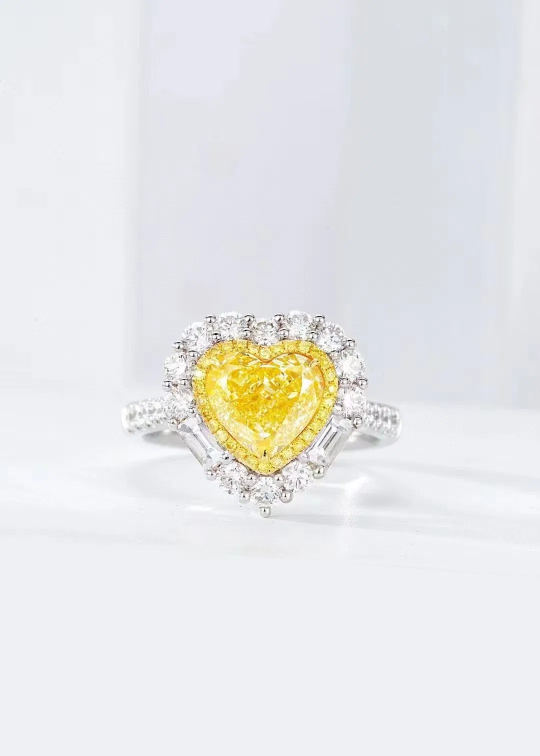 Anello personalizzabile con diamante giallo a cuore da 2 carati e contorno di diamanti