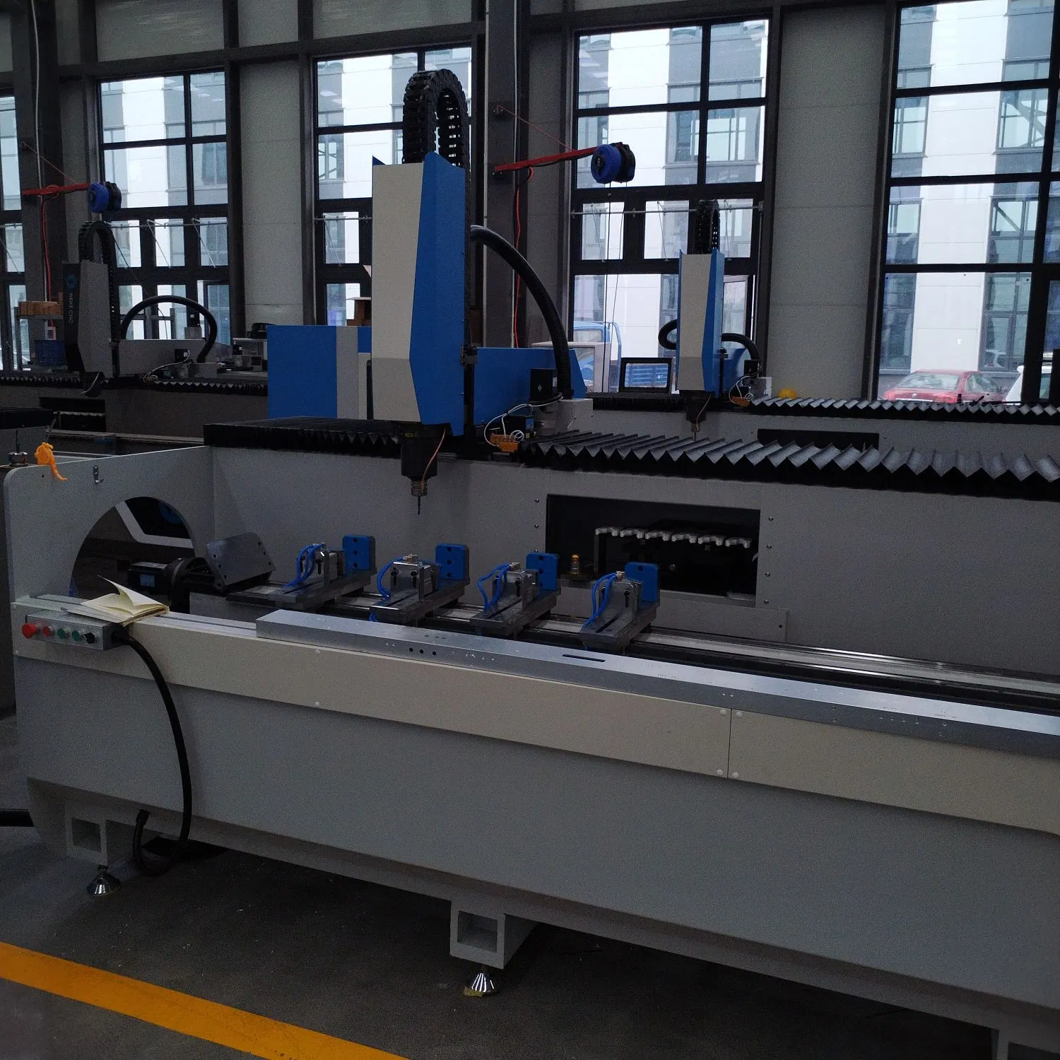 Centro di Lavoro CNC a 3 Assi per Infissi in Alluminio