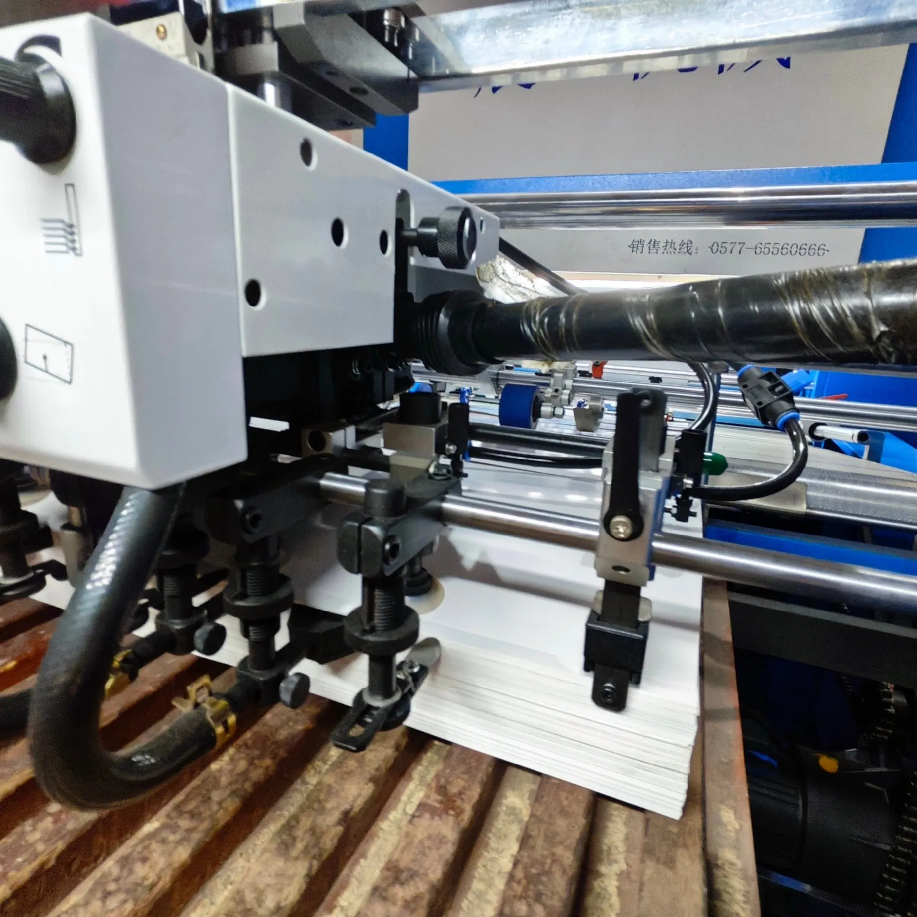 Sistema automatico di impilamento Macchina per la laminazione post-stampa con controllo intelligente PLC
