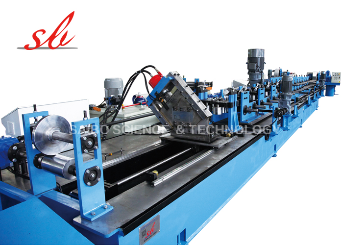Machine de formage à froid pour coupe de rails