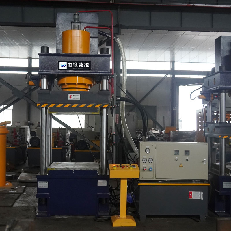 Presse hydraulique à 4 colonnes avec système de chauffage