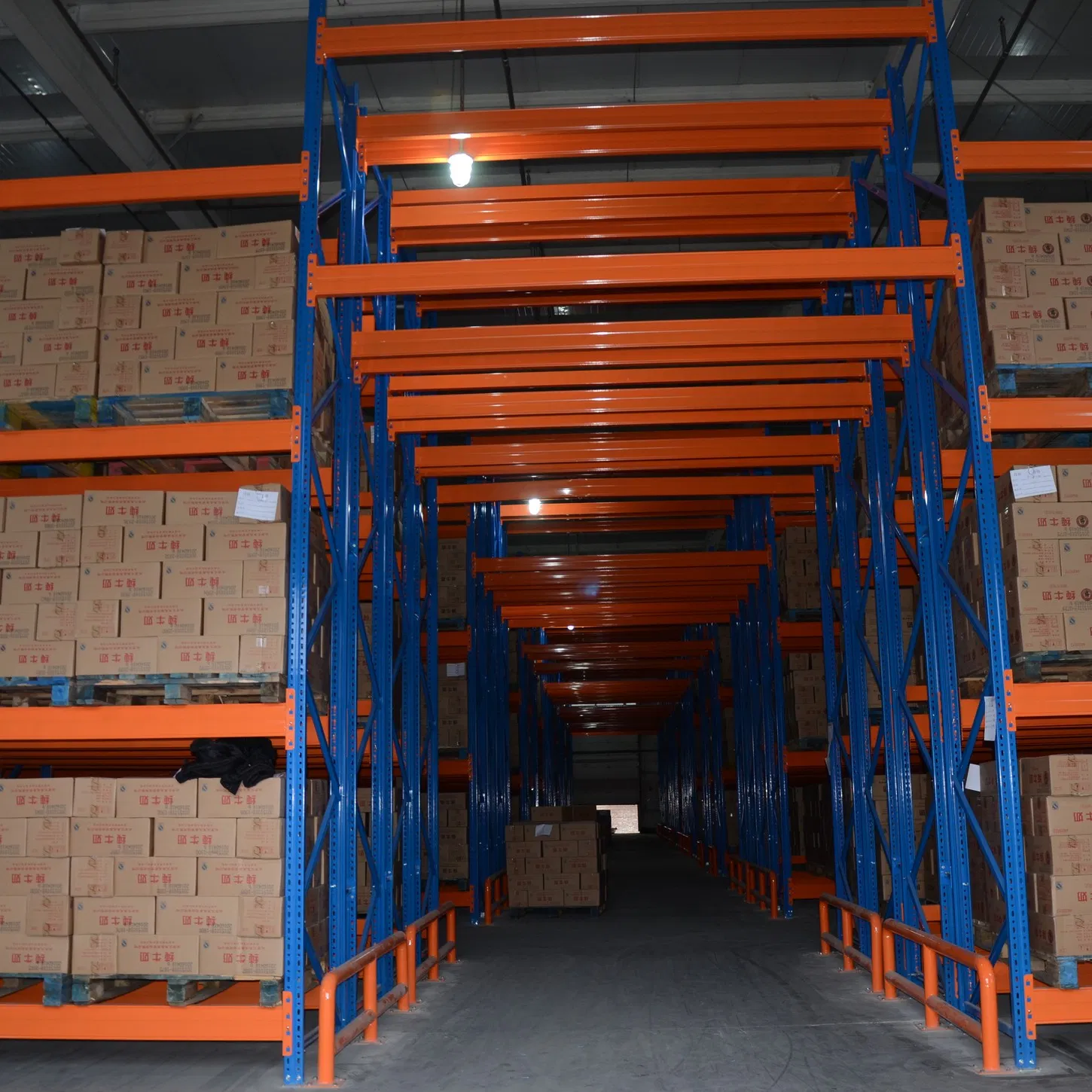 Sistema de estanterías de doble profundidad personalizado para almacenamiento en almacén con estantes de estructura ajustable