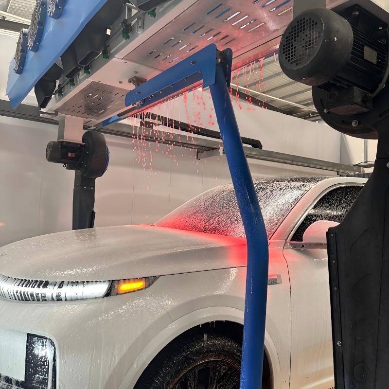 Kältebeständige berührungslose automatische Autowaschanlage mit robustem Stahlrahmen und Hochdruck-Anti-Eis-Düsen für gewerbliche Parkplätze