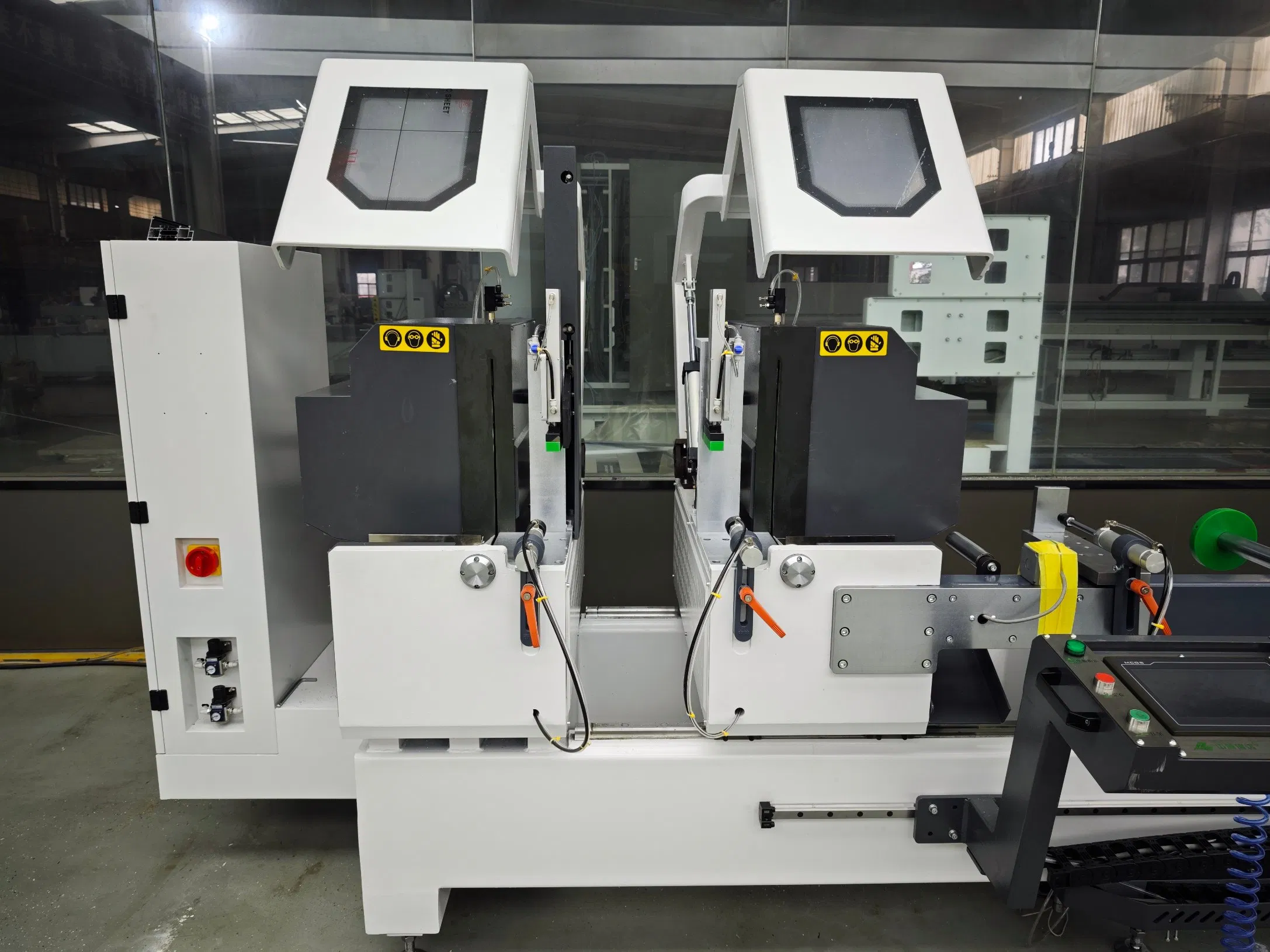Scie à coupe de profilés en aluminium Machine CNC à double tête pour portes et fenêtres