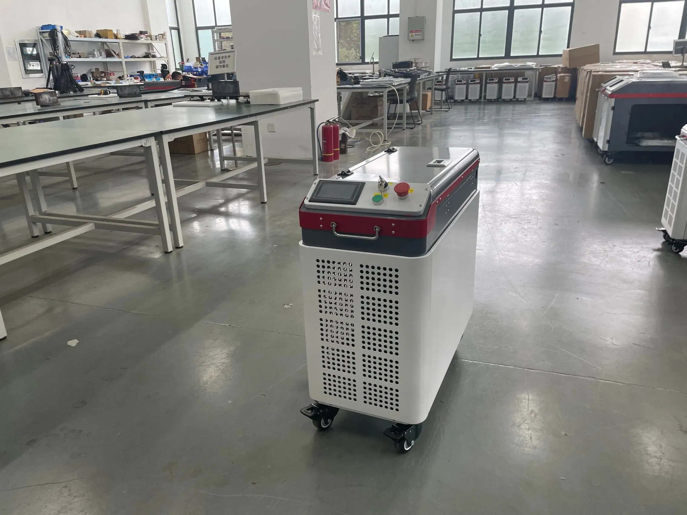 Valigia portatile Sorgente laser 500W Macchina per la pulizia laser a impulsi portatile raffreddata ad aria per la rimozione della ruggine dai metalli