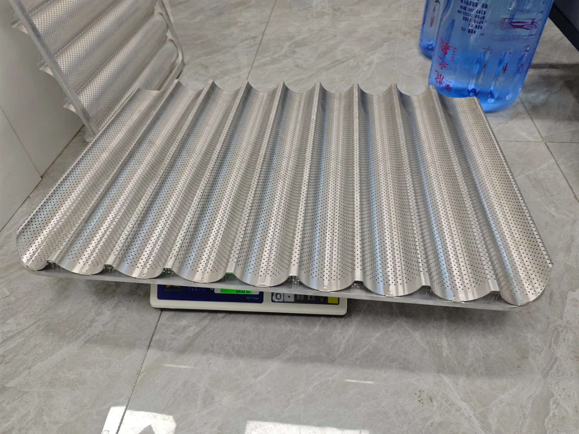 Vassoio per la cottura del pane baguette perforato personalizzato in lega di alluminio commerciale da 60X80 cm con 8 file, teglia per pane francese di alta qualità