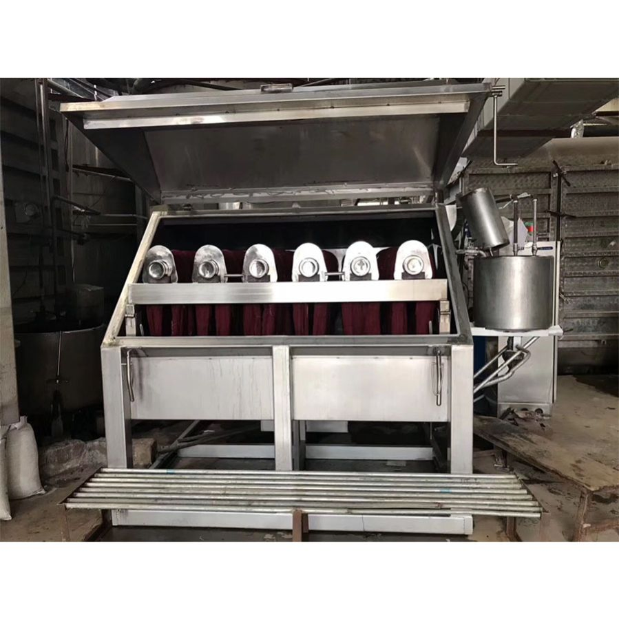 Machine automatique de teinture de fils en écheveaux par pulvérisation YC