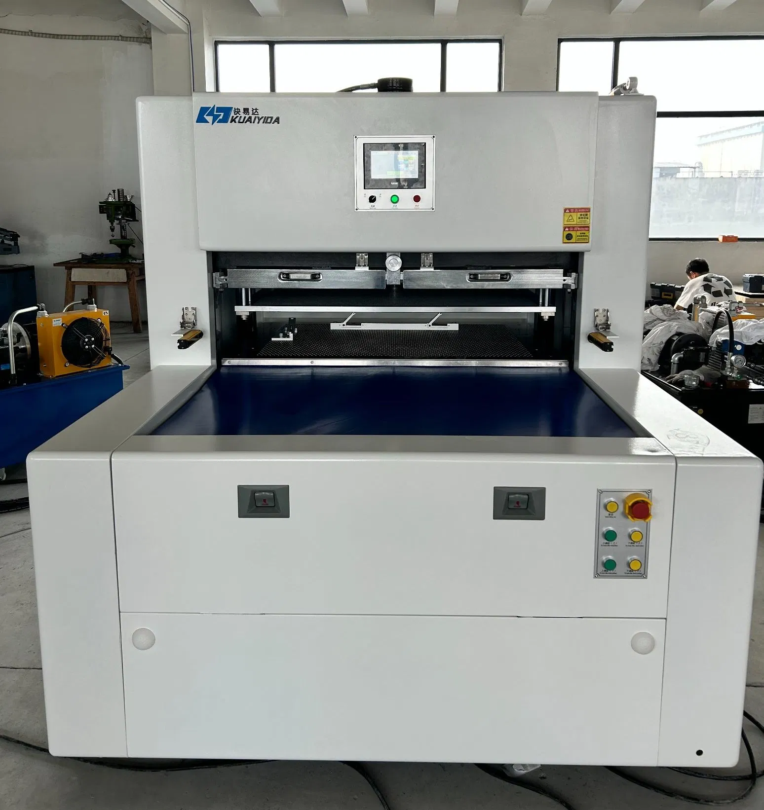 Machine à découper entièrement automatique pour carton pliant