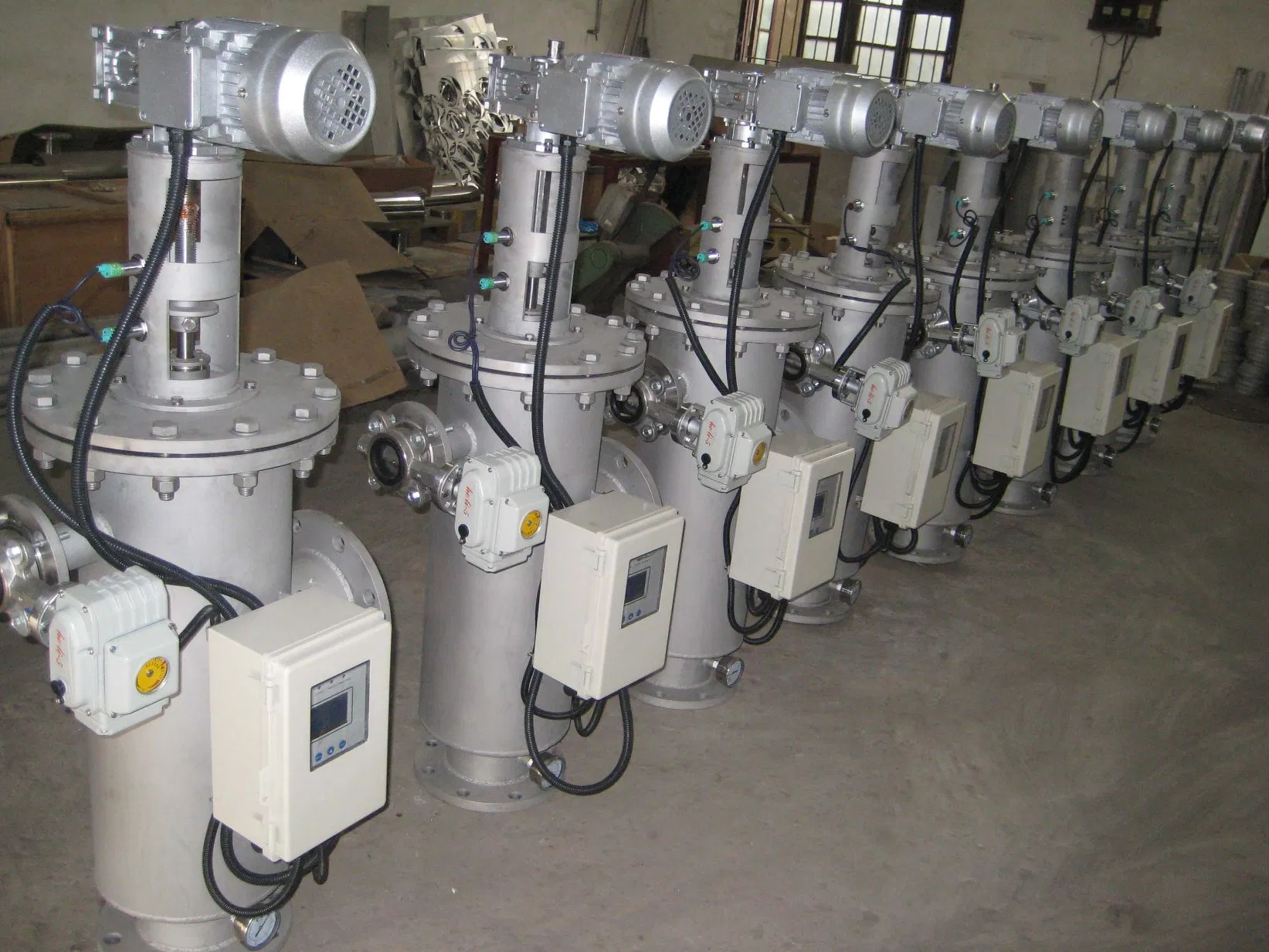 Systèmes de filtration à aspiration à auto-nettoyage automatique pour le traitement des eaux usées