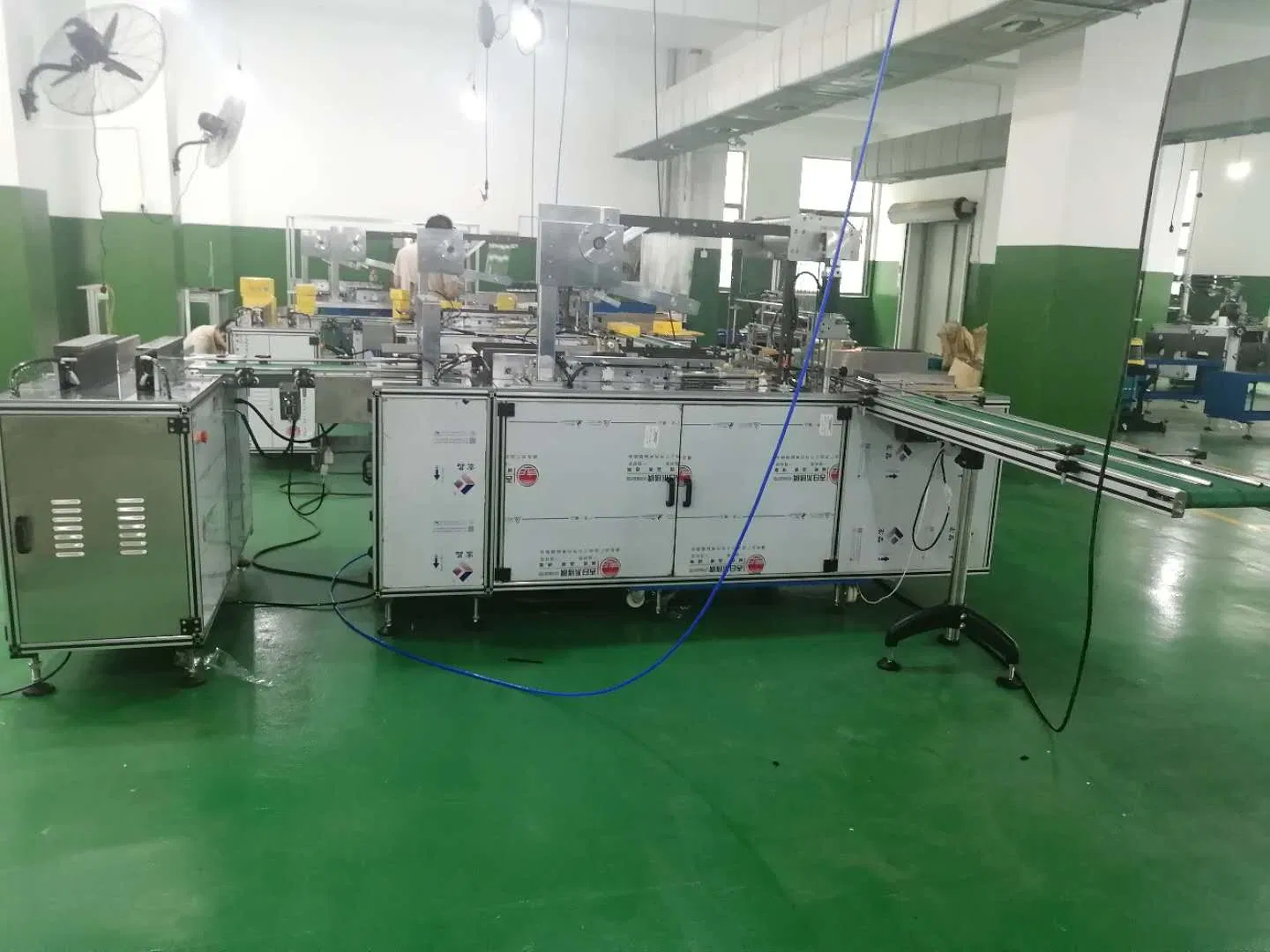 Macchina automatica per il confezionamento sottovuoto di creme, profumi, sigarette e tè