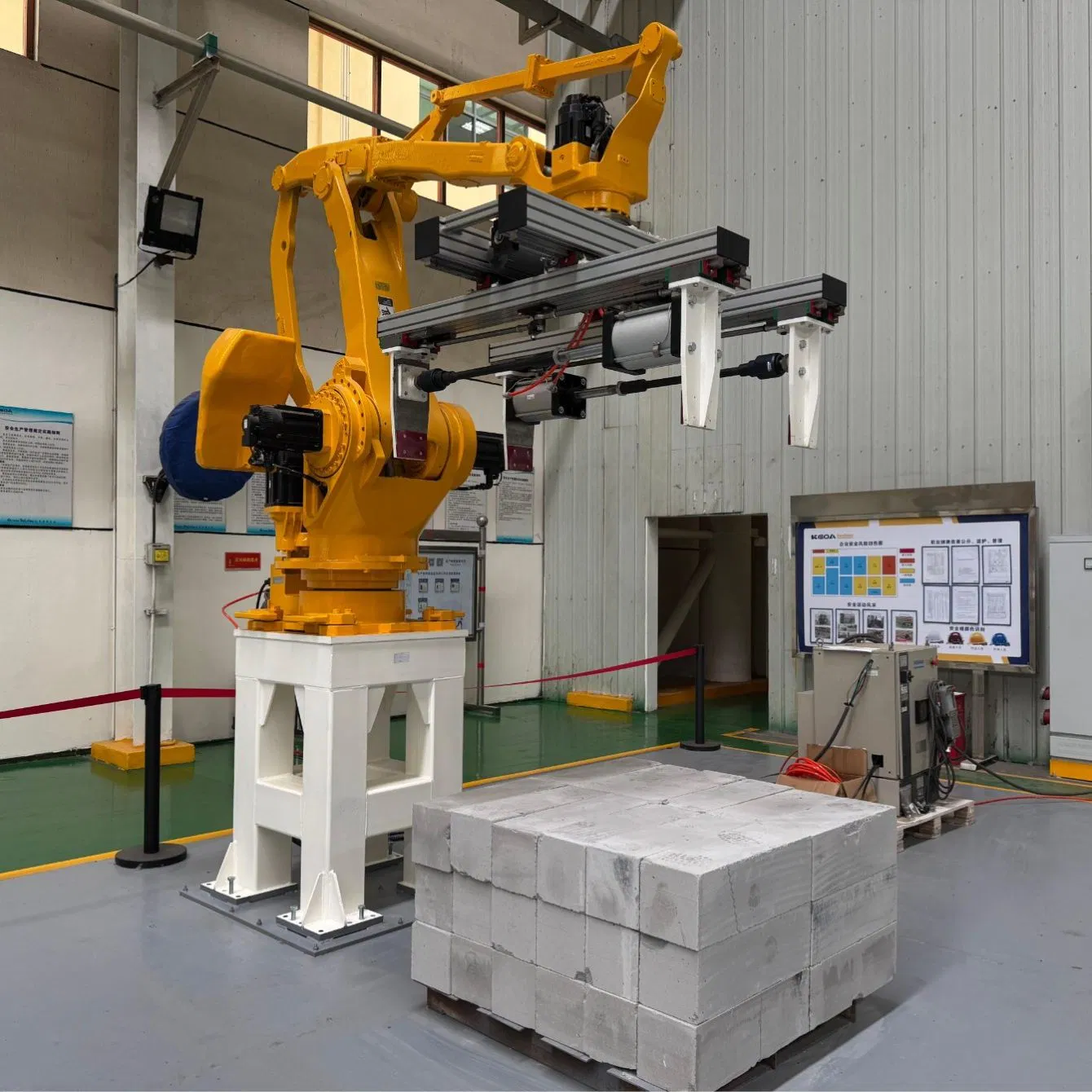 Macchina automatica per la produzione di mattoni ecologici