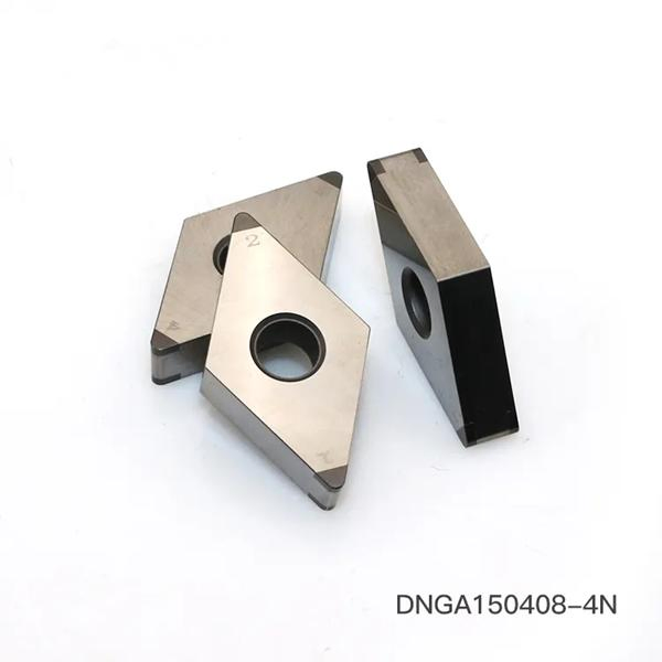 Torno CNC Nigel cortando insertos de diamante CBN sólido