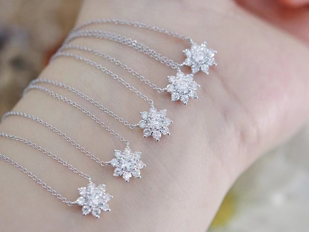 Collana personalizzabile con diamanti coltivati in laboratorio a forma di girasole