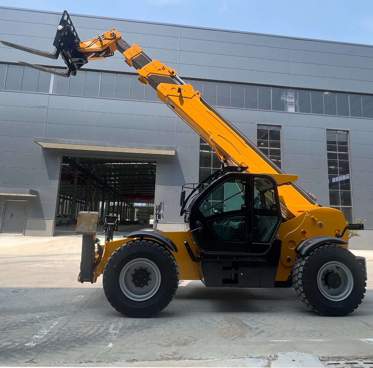 T7018 Telehandler with Superior Reach and Lifting Power