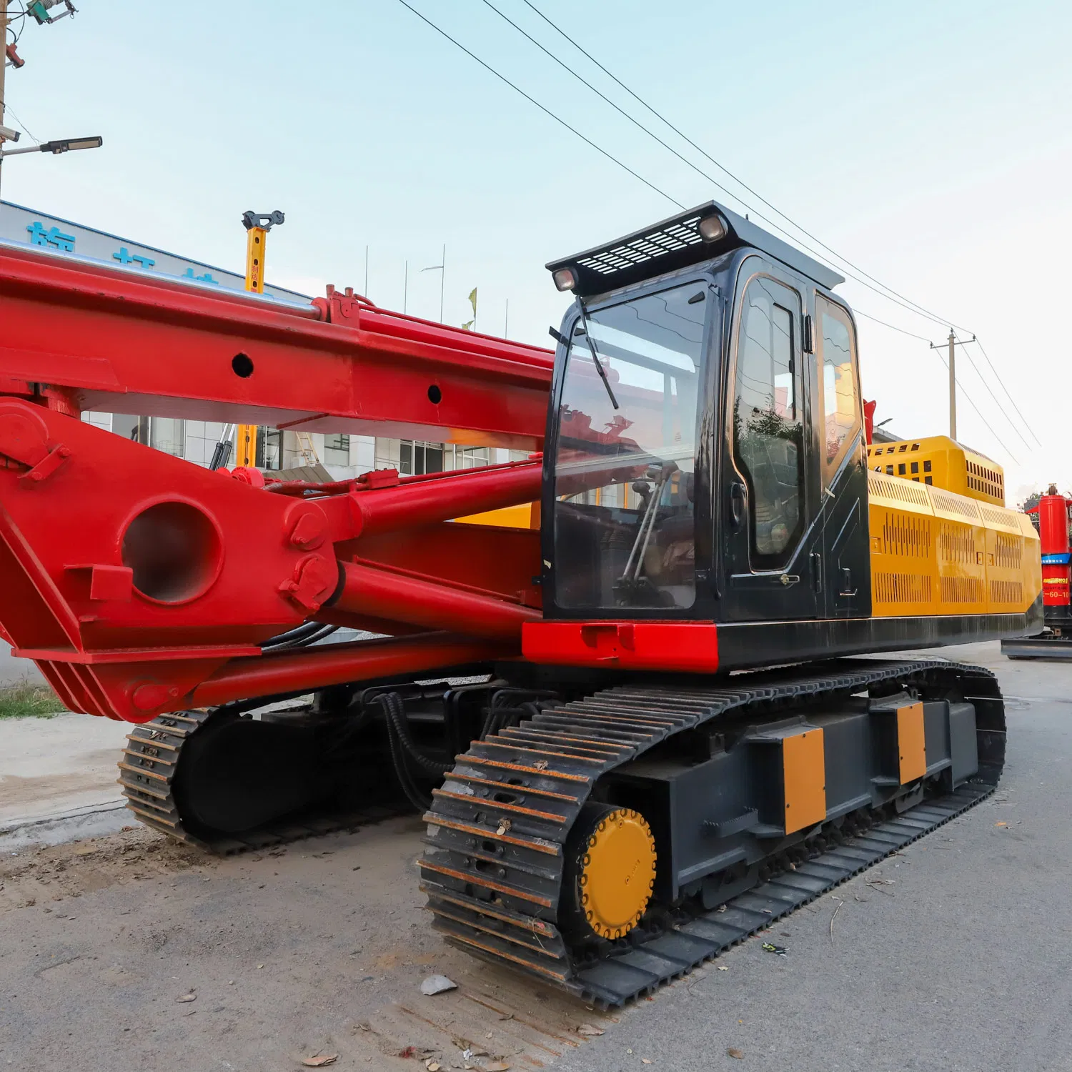 Potente macchina di perforazione per pozzi con crawler, profondità di perforazione per pozzi di 70 m, macchina di perforazione/palificazione per ingegneria geotecnica e costruzione di fondazioni