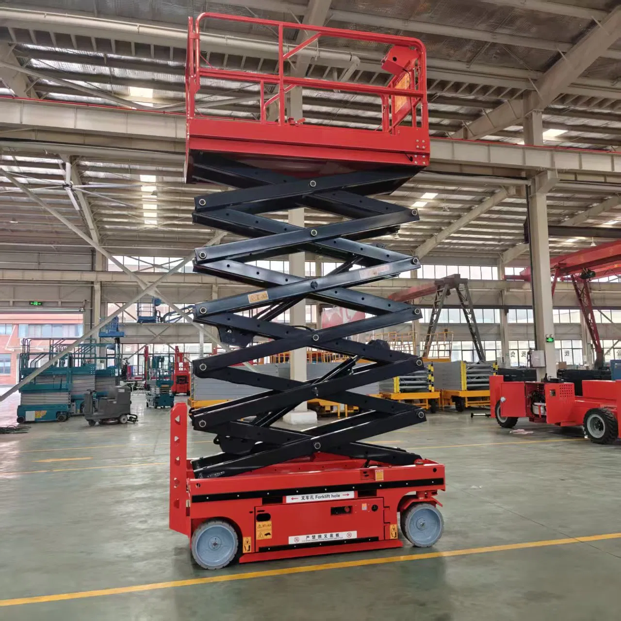 Piattaforma a forbice semovente da 8 m per lavori aerei indoor e outdoor