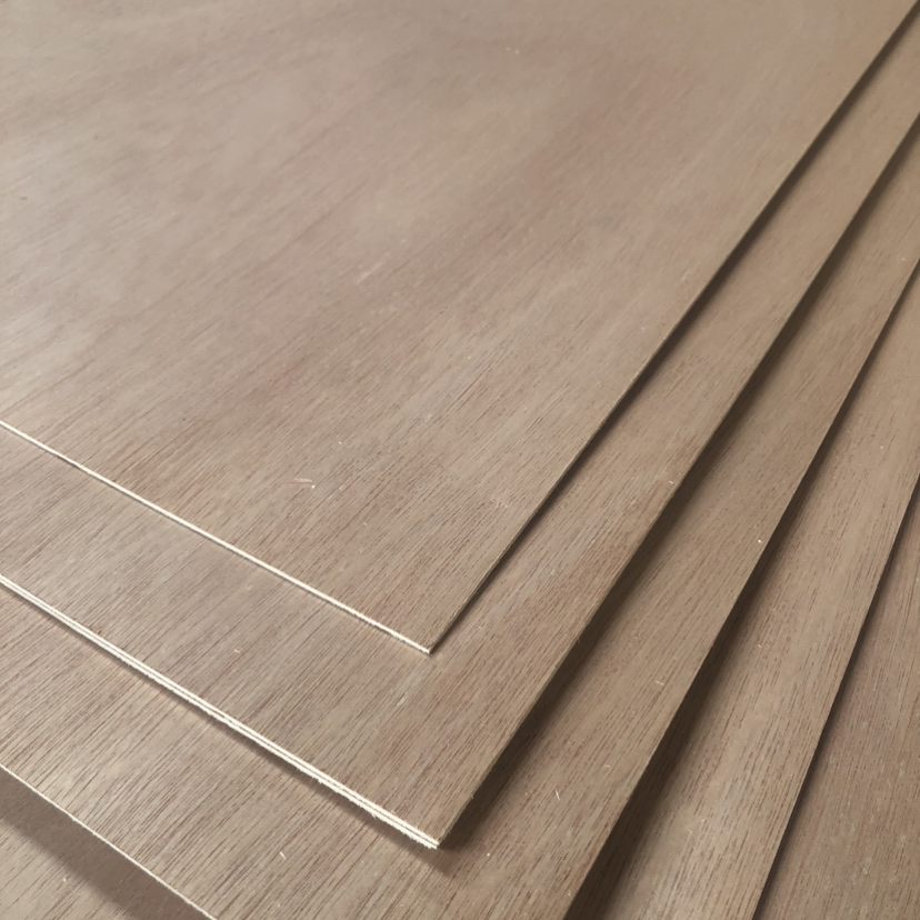 Impiallacciatura in legno di Okoume per porta in compensato