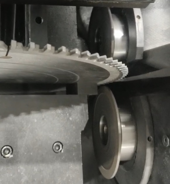 Vollautomatische CNC-Holzschneidwerkzeug-Sägeblatt-Seitenschärfmaschine