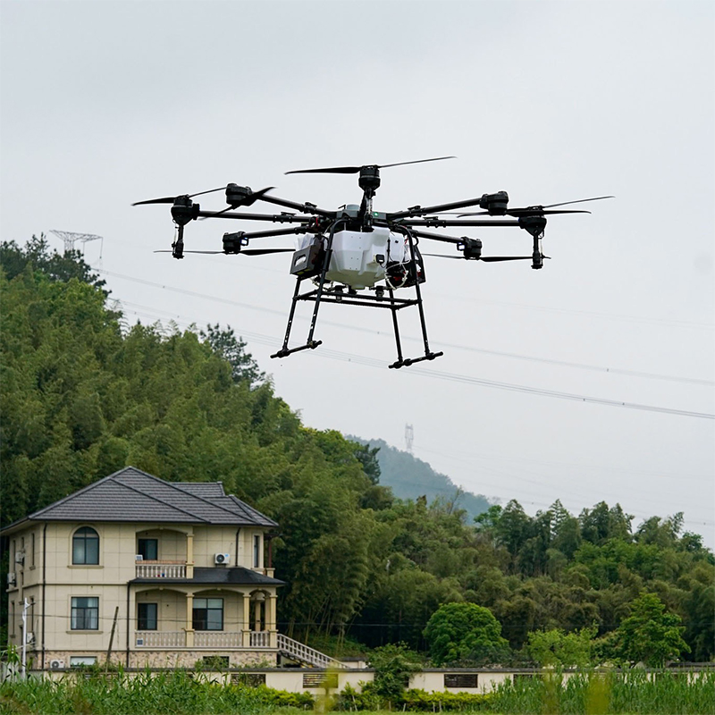 UAV agricolo a risparmio energetico per attività di irrorazione e concimazione
