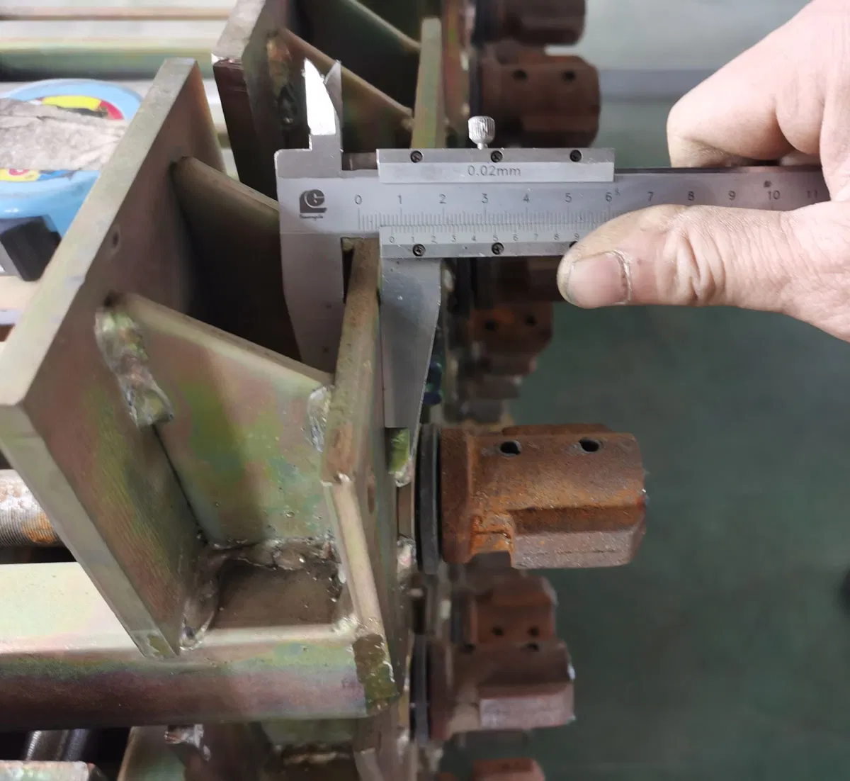 Compositore combinato per lavorazione del legno con trasportatore a pinze pneumatiche da 6 m