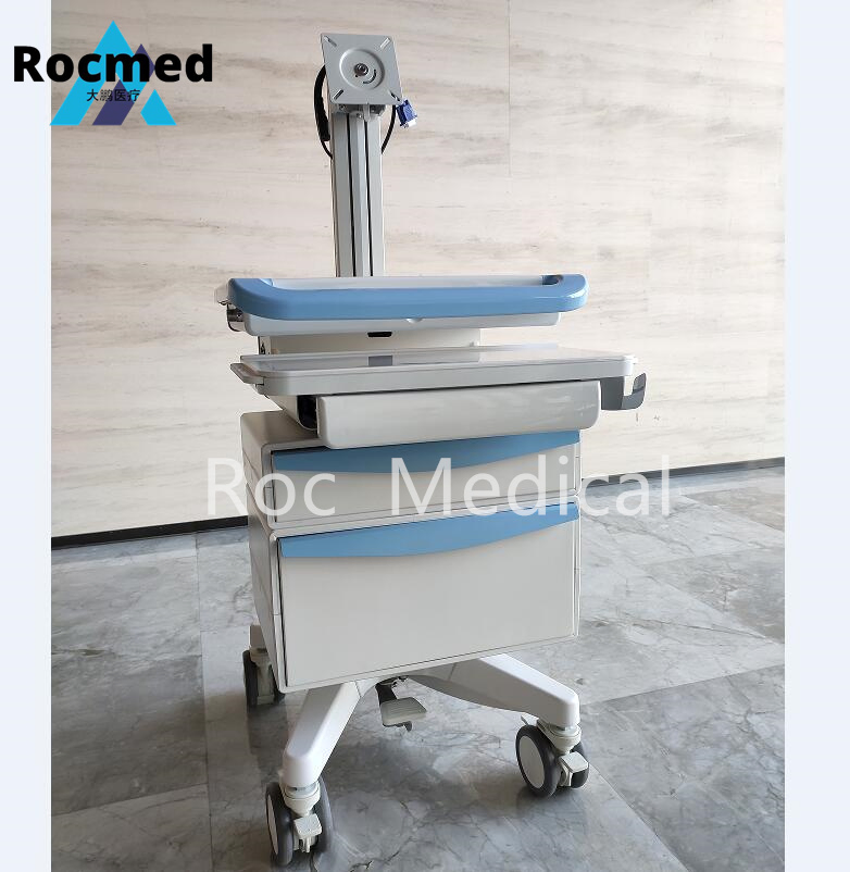 Carrello workstation medico infermieristico con computer wireless mobile in arredamento ospedaliero