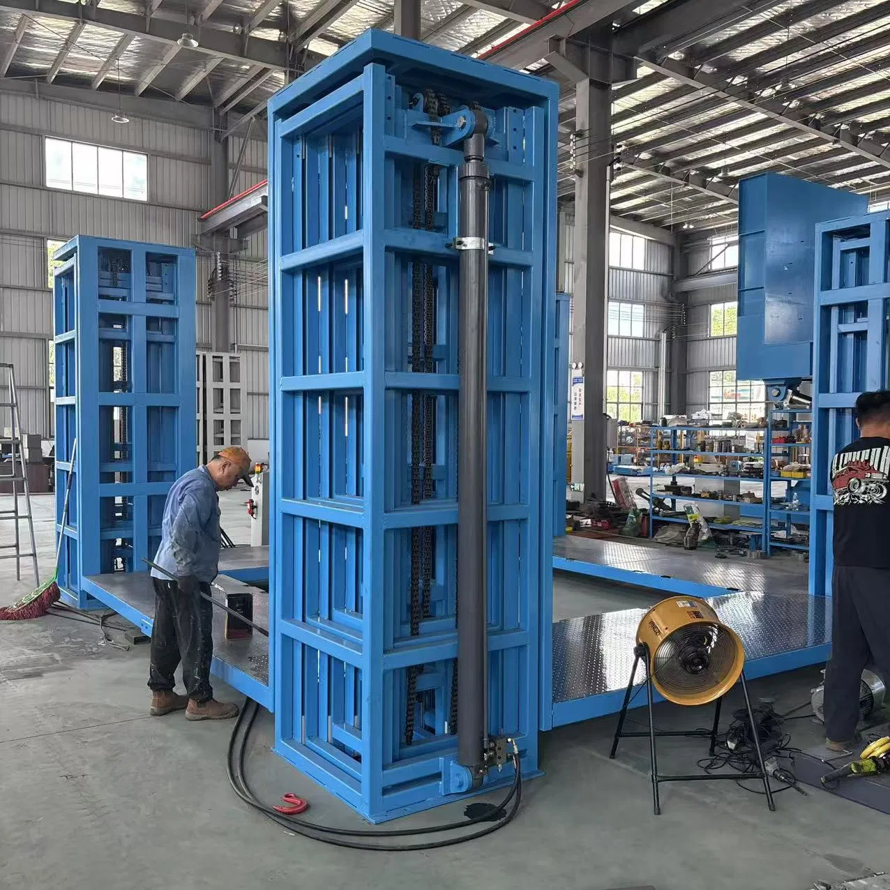 Customizable Hydraulic Dock Lift for Efficient Logistics Solutions